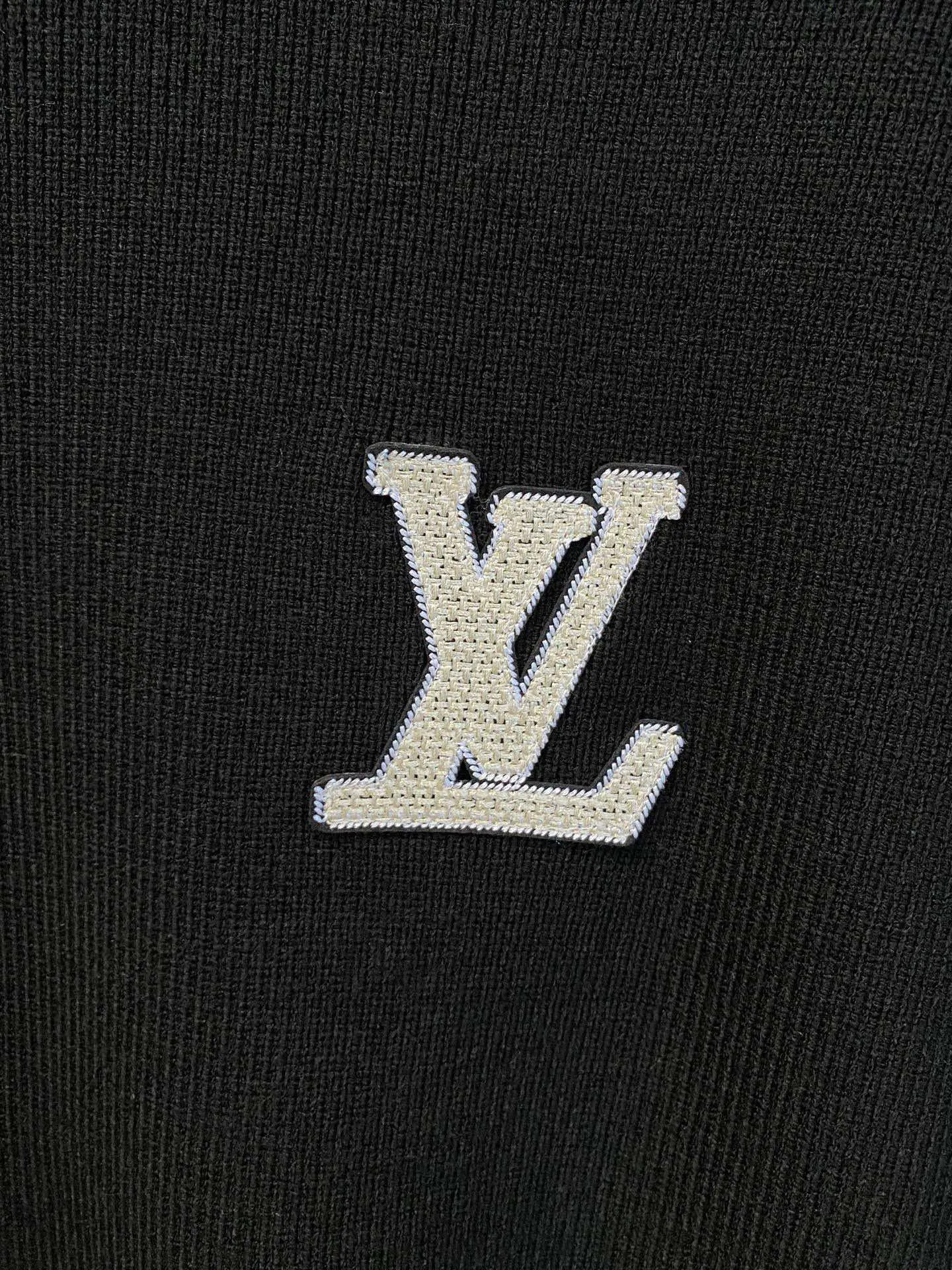 🅿️420 【LV Louis Vuitton】Autumn and winter classic round neck pullover sweater, in full condition! ! ! Wool blended fabric, the latest model in 2025, golden ratio! ! Slim-fitting soft gold, versatile and practical item, the combination and practicality are extremely powerful, simple and elegant, and classy! To create your own style, it is highly recommended to buy it in two colors. The standard slim fit tailoring process is suitable for both young and old men. It is knitted from wool and will not cause any discomfort! While keeping warm, it is stylish, textured and wearable, and the classic logo with contrasting colors on the chest feels in place! ! Recommended for regular customers! ! Size M-3XL (maximum wear: 190 pounds)